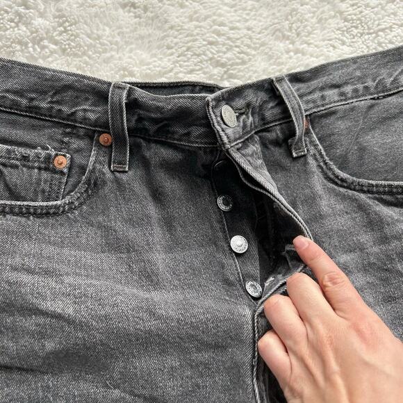 Levi’s Women’s Black‎ 501 Shorts In Sz 29 - Picture 3 of 9